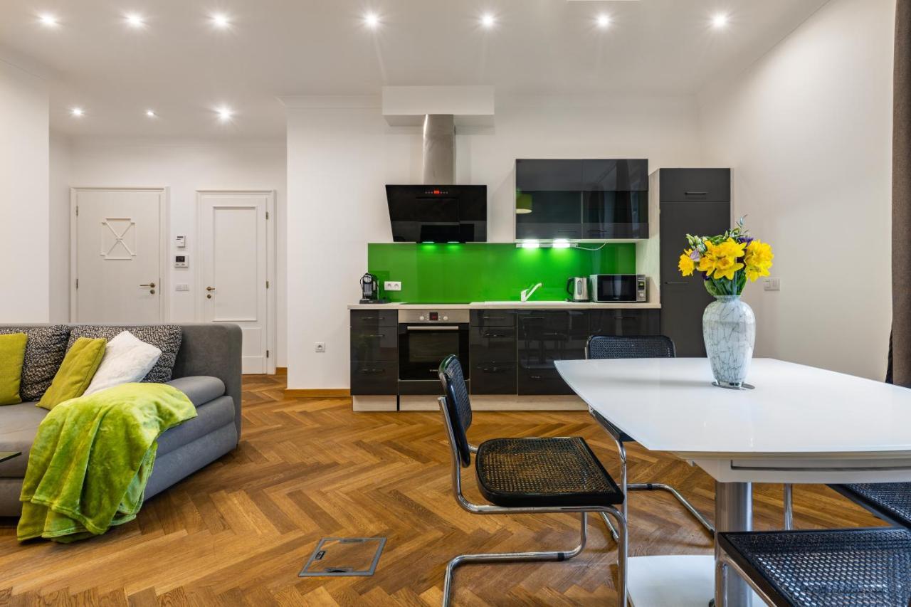 Dlouha Palace - Live In One Of The Best Streets Prague Luaran gambar