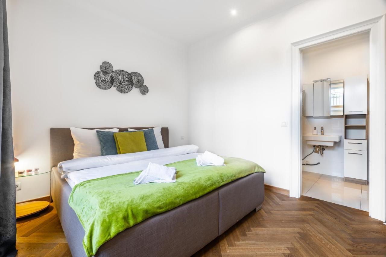 Dlouha Palace - Live In One Of The Best Streets Prague Luaran gambar