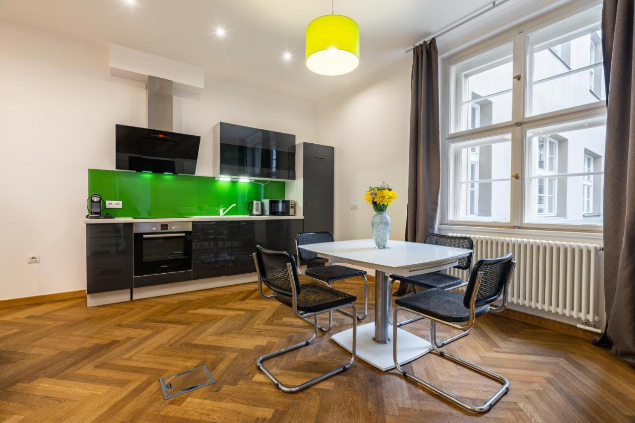 Dlouha Palace - Live In One Of The Best Streets Prague Luaran gambar