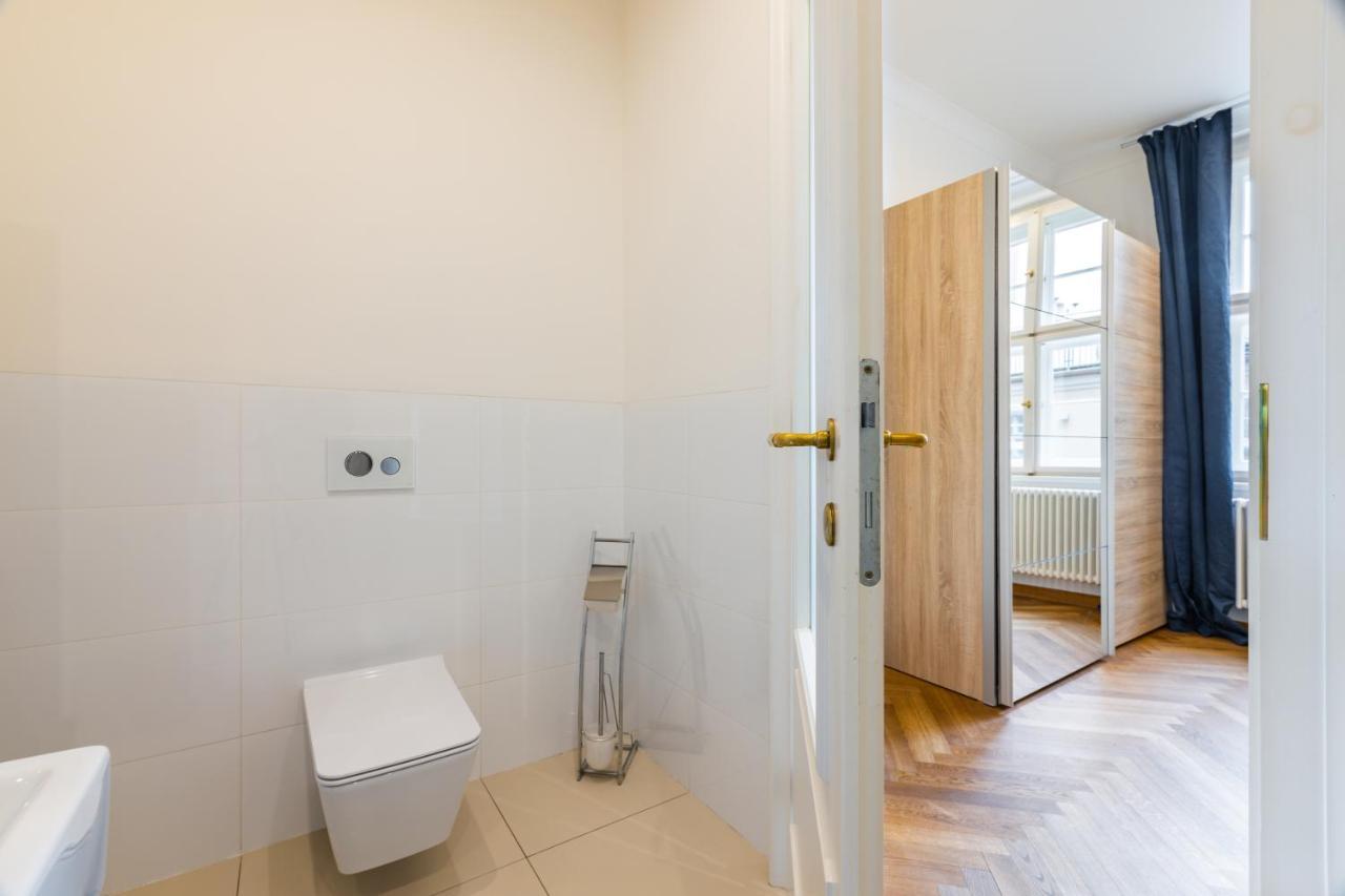 Dlouha Palace - Live In One Of The Best Streets Prague Luaran gambar